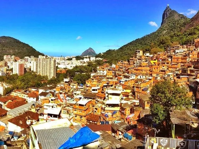Vue aérienne des maisons de la favela Santa Marta se détachant sur les montagnes