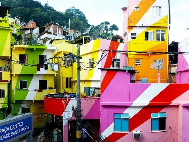 Bâtiments aux couleurs vives dans la favela Santa Marta, Rio de Janeiro
