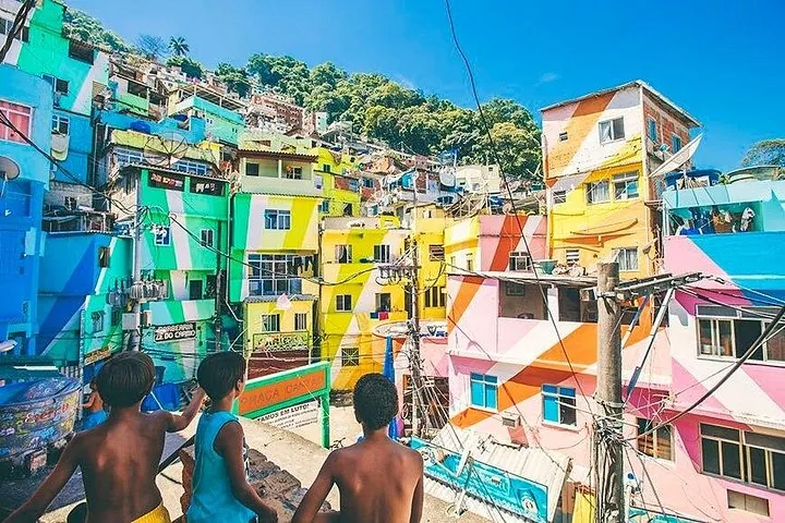 Enfants contemplant les maisons colorées de la favela Santa Marta