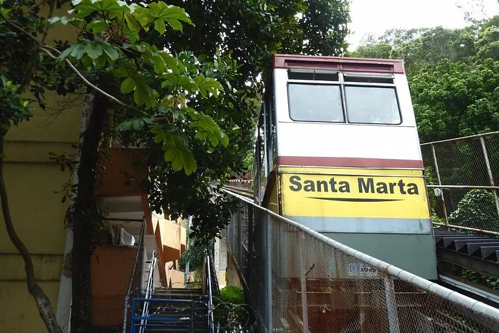 Wagon du funiculaire gravissant la colline à Santa Marta