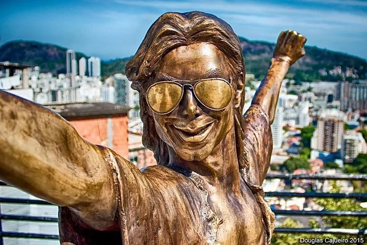 Vue rapprochée de la statue en bronze de Michael Jackson dans la favela Santa Marta.
